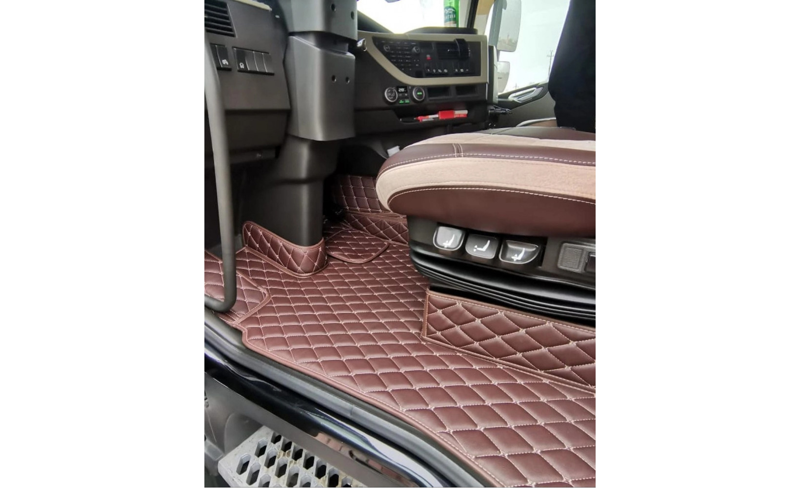 3D ковер/ Volvo FH4(16)/ Вод-Вод/ Авт /крупный ромб Чёрный (красная нить) 260116 Pegas Truck 3D ковер/ Volvo FH4(16)/ Вод-Вод/ Авт /крупный ромб Чёрный (красная нить) 260116 Pegas Truck