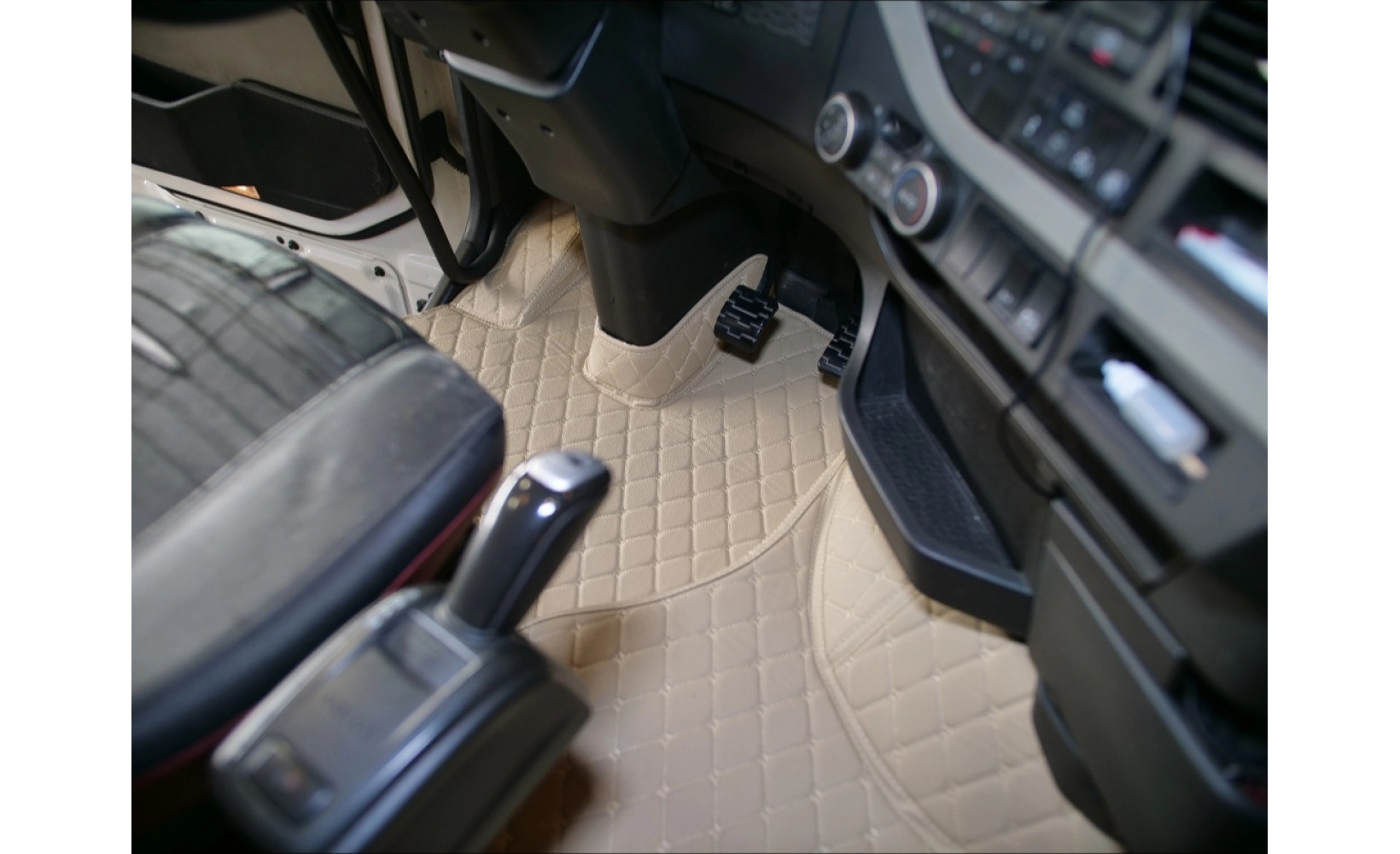 3D ковер/ Volvo FH3(12)/ Вод-Вод/ Авт/ Стандарт /крупный ромб Бежевый (бежевая нить) 260113 Pegas Truck 3D ковер/ Volvo FH3(12)/ Вод-Вод/ Авт/ Стандарт /крупный ромб Бежевый (бежевая нить) 260113 Pegas Truck