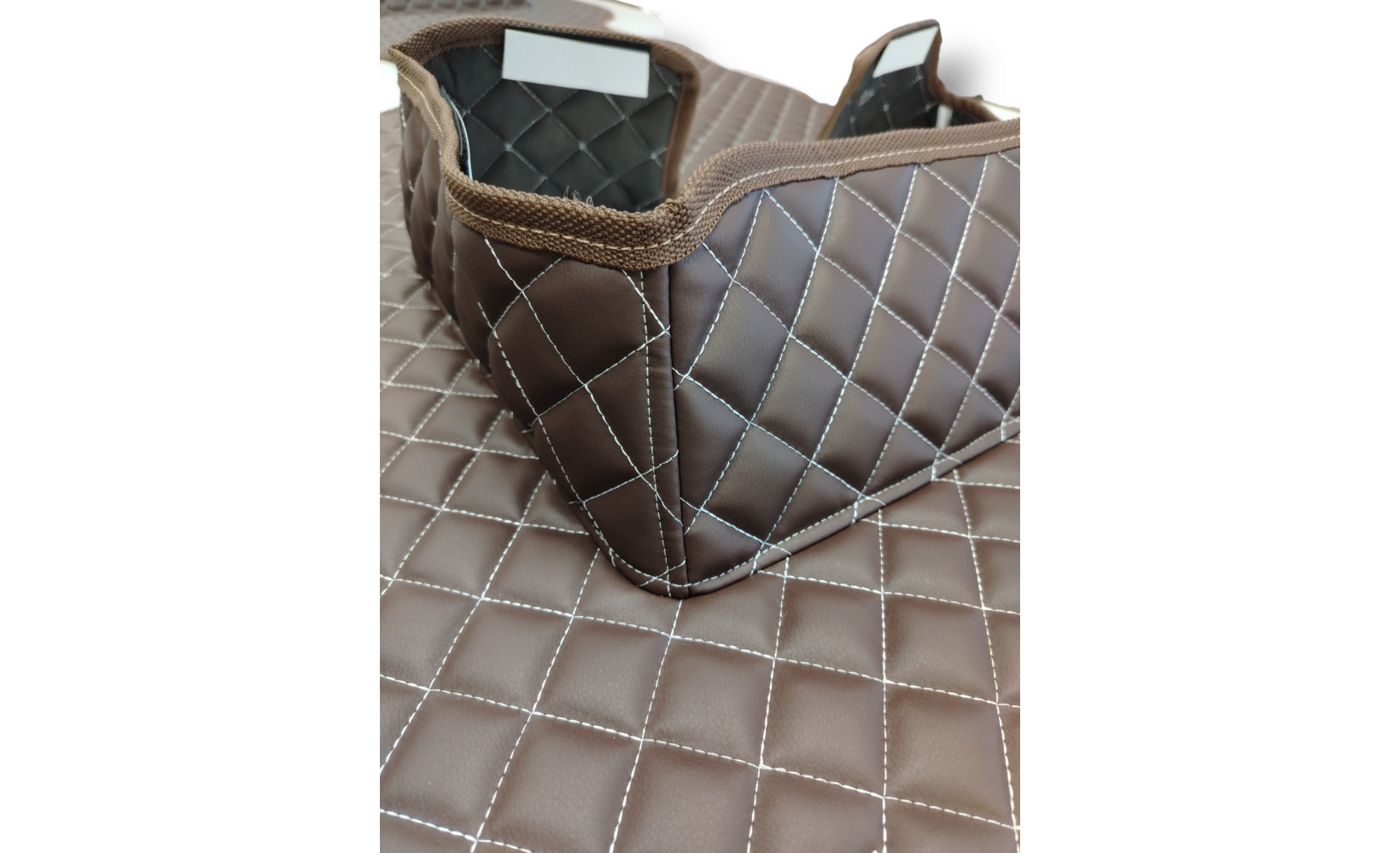 Автоковрики ЭКО Кожа ноги+средний SHACMAN x6000 (Пневмо) №91 (вышивка центр+ноги) с подъёмом коричн. 260018 www.povorotnik.ru Автоковрики ЭКО Кожа ноги+средний SHACMAN x6000 (Пневмо) №91 (вышивка центр+ноги) с подъёмом коричн. 260018 www.povorotnik.ru