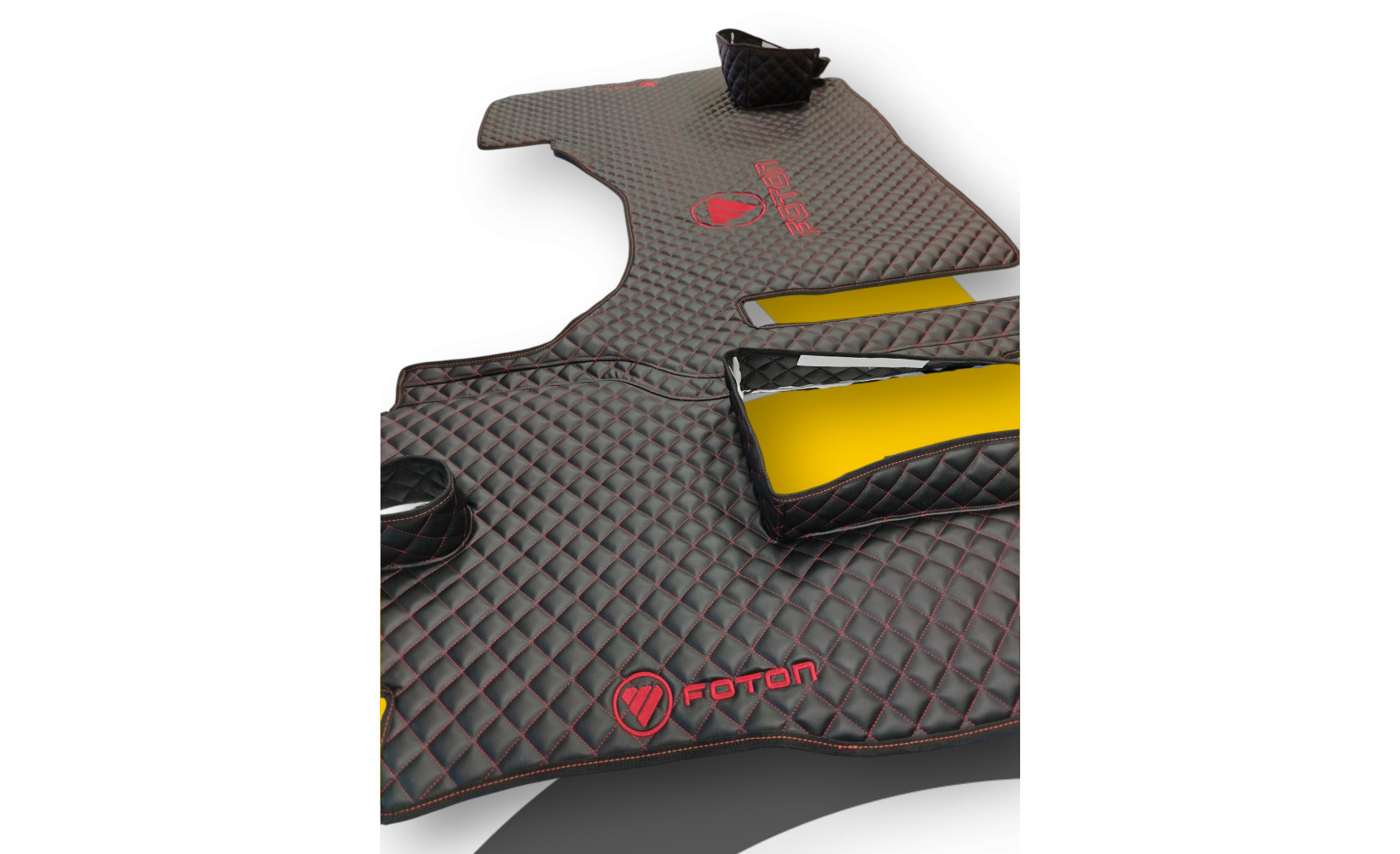 Автоковрики ЭКО Кожа ноги+средний Foton AUMAN №92 (вышивка центр+ноги) чёрный (красн.) 260329 Povorotnik.ru